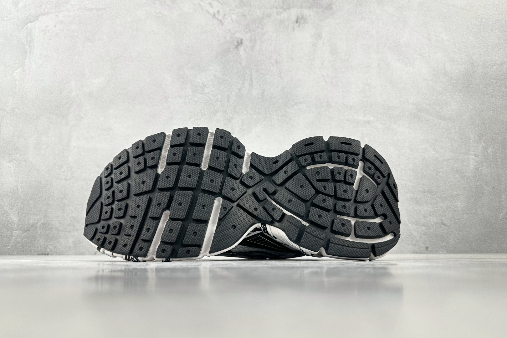 VG 480 代购版 Balenciaga巴黎世家 3XL 黑白绑带 825597 W3XHL 9010 尺码：35 36 37 38 39 40 41 42 43 44 45 46 编码：55