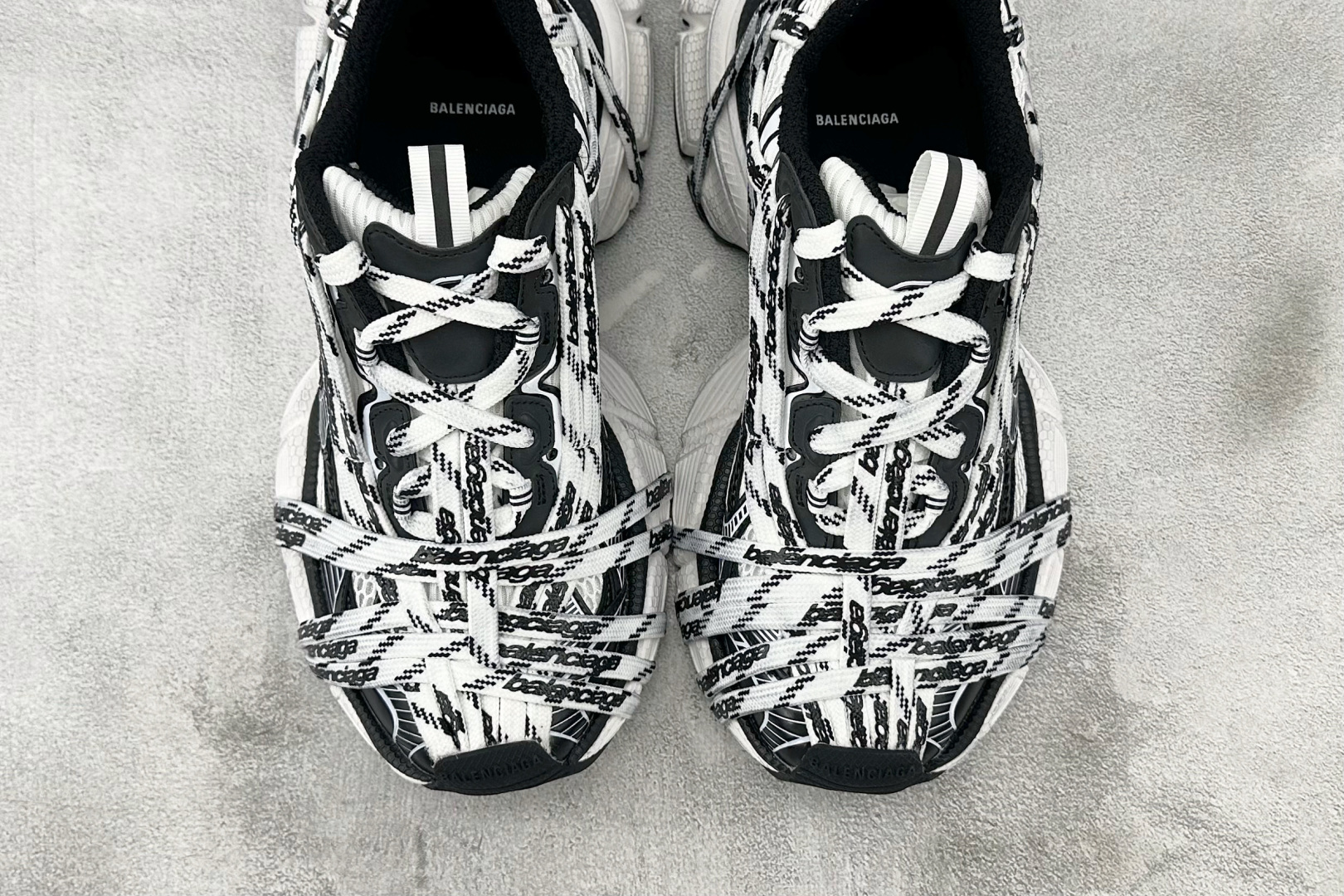 VG 480 代购版 Balenciaga巴黎世家 3XL 黑白绑带 825597 W3XHL 9010 尺码：35 36 37 38 39 40 41 42 43 44 45 46 编码：55