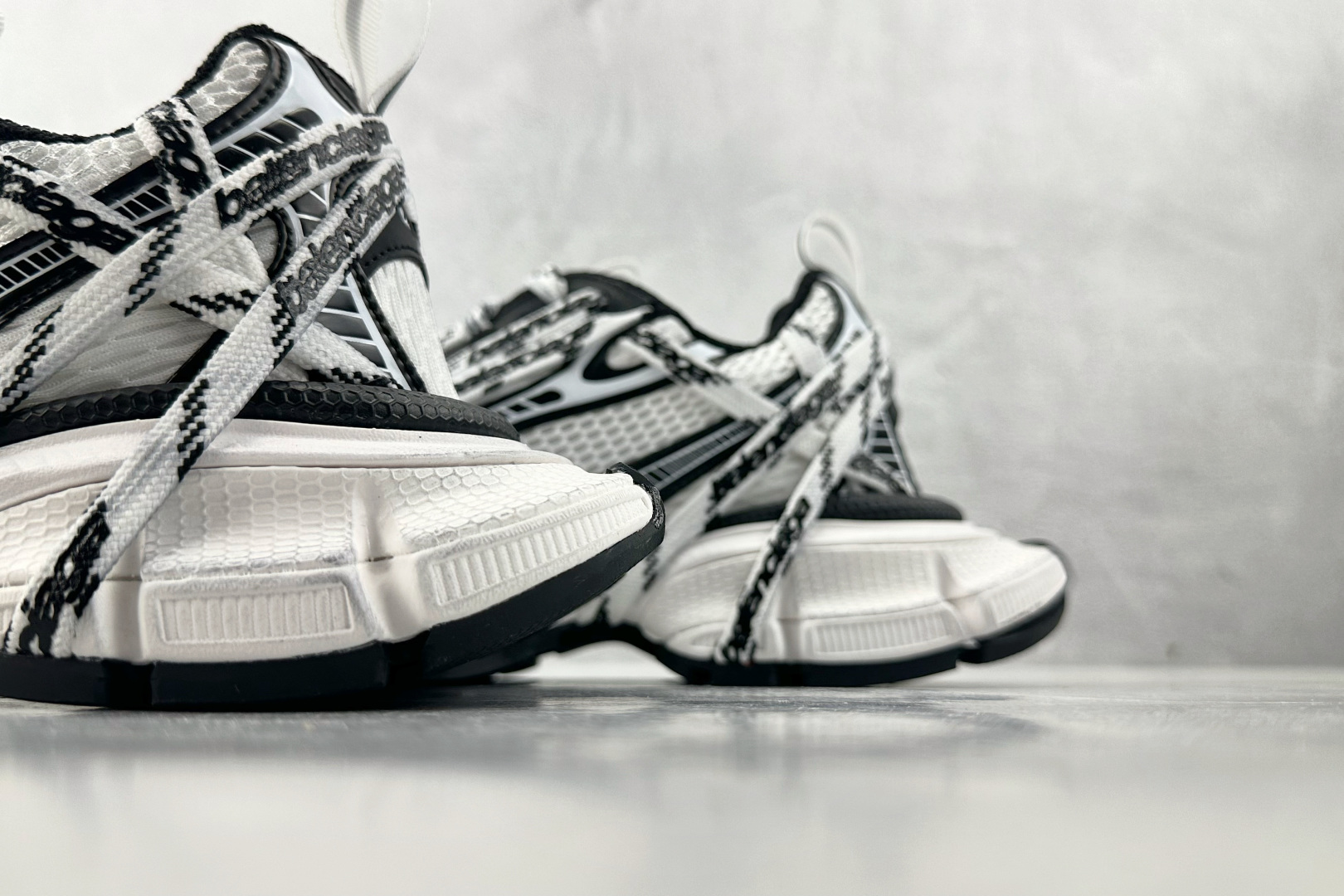 VG 480 代购版 Balenciaga巴黎世家 3XL 黑白绑带 825597 W3XHL 9010 尺码：35 36 37 38 39 40 41 42 43 44 45 46 编码：55