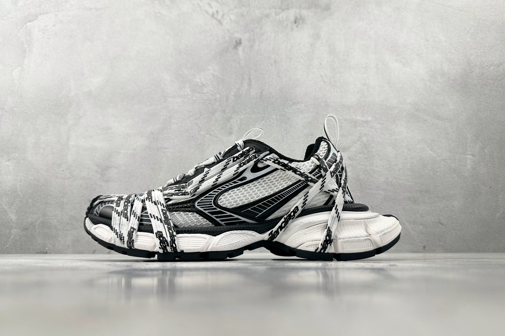VG 480 代购版 Balenciaga巴黎世家 3XL 黑白绑带 825597 W3XHL 9010 尺码：35 36 37 38 39 40 41 42 43 44 45 46 编码：55