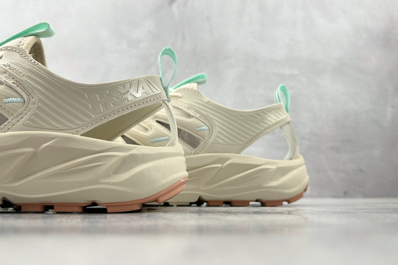 H 版 本地
HOKA ONE ONE Hopara OG 米色

货号：-OKT
尺码：36 36.5