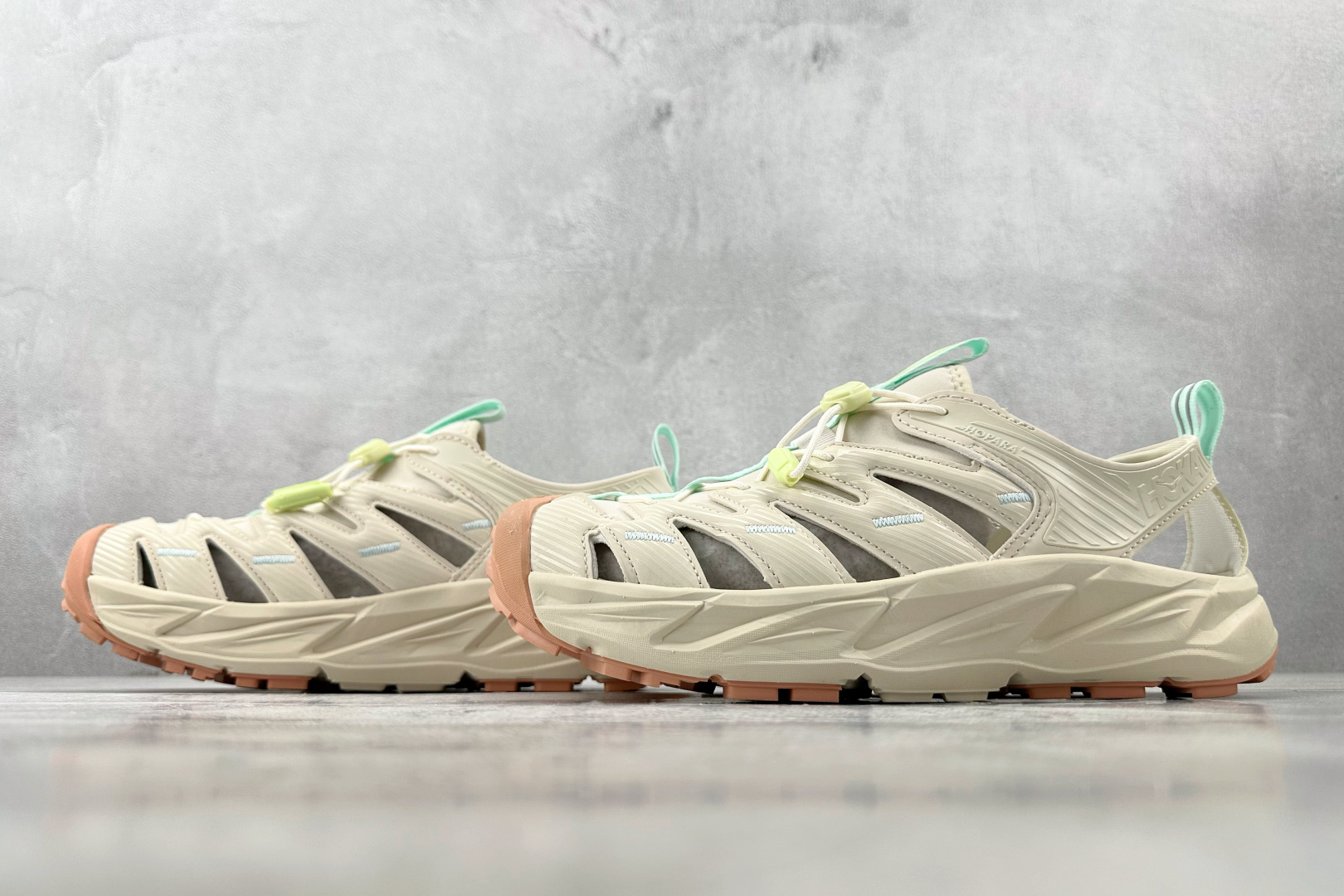 H 版 本地
HOKA ONE ONE Hopara OG 米色

货号：-OKT
尺码：36 36.5