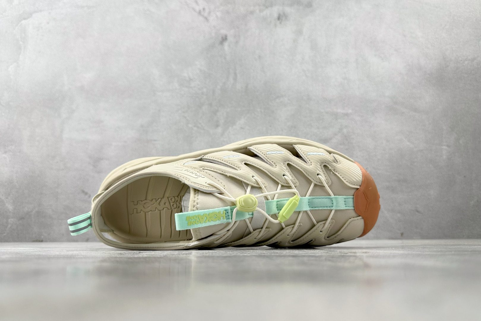 H 版 本地
HOKA ONE ONE Hopara OG 米色

货号：-OKT
尺码：36 36.5