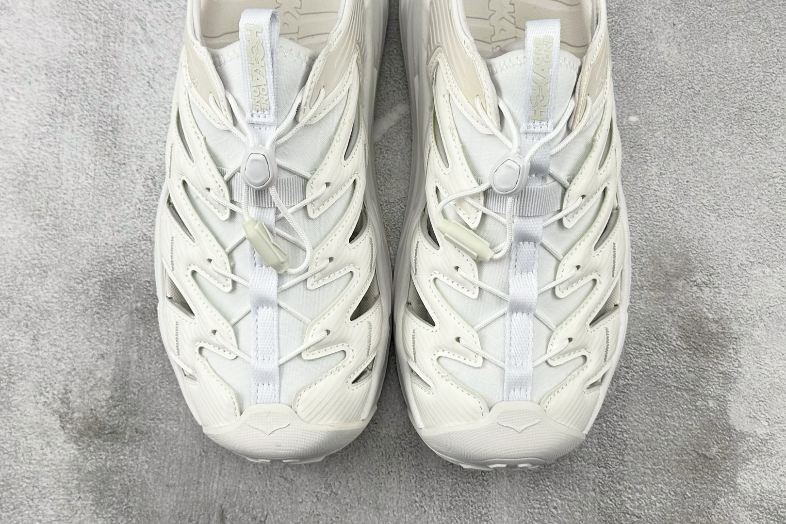 H 版 本地
HOKA ONE ONE 白色

货号：UWHWH
尺码：36 36.5 37 38.5 