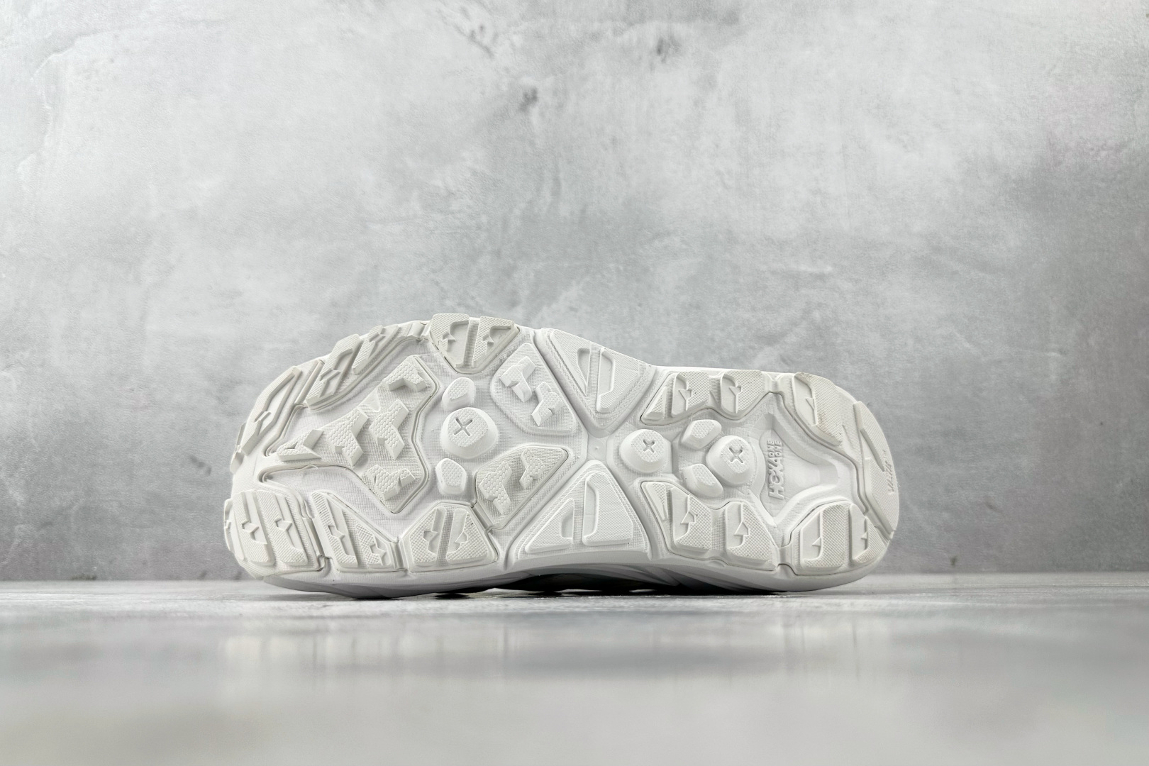 H 版 本地
HOKA ONE ONE 白色

货号：UWHWH
尺码：36 36.5 37 38.5 