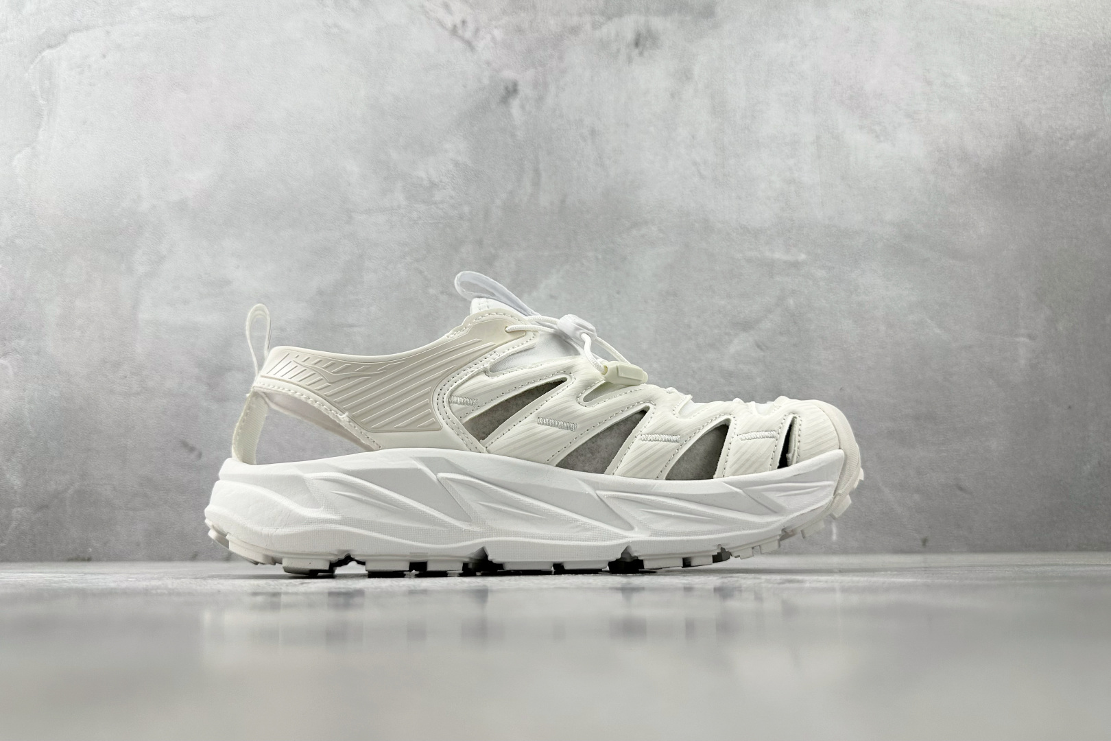 H 版 本地
HOKA ONE ONE 白色

货号：UWHWH
尺码：36 36.5 37 38.5 