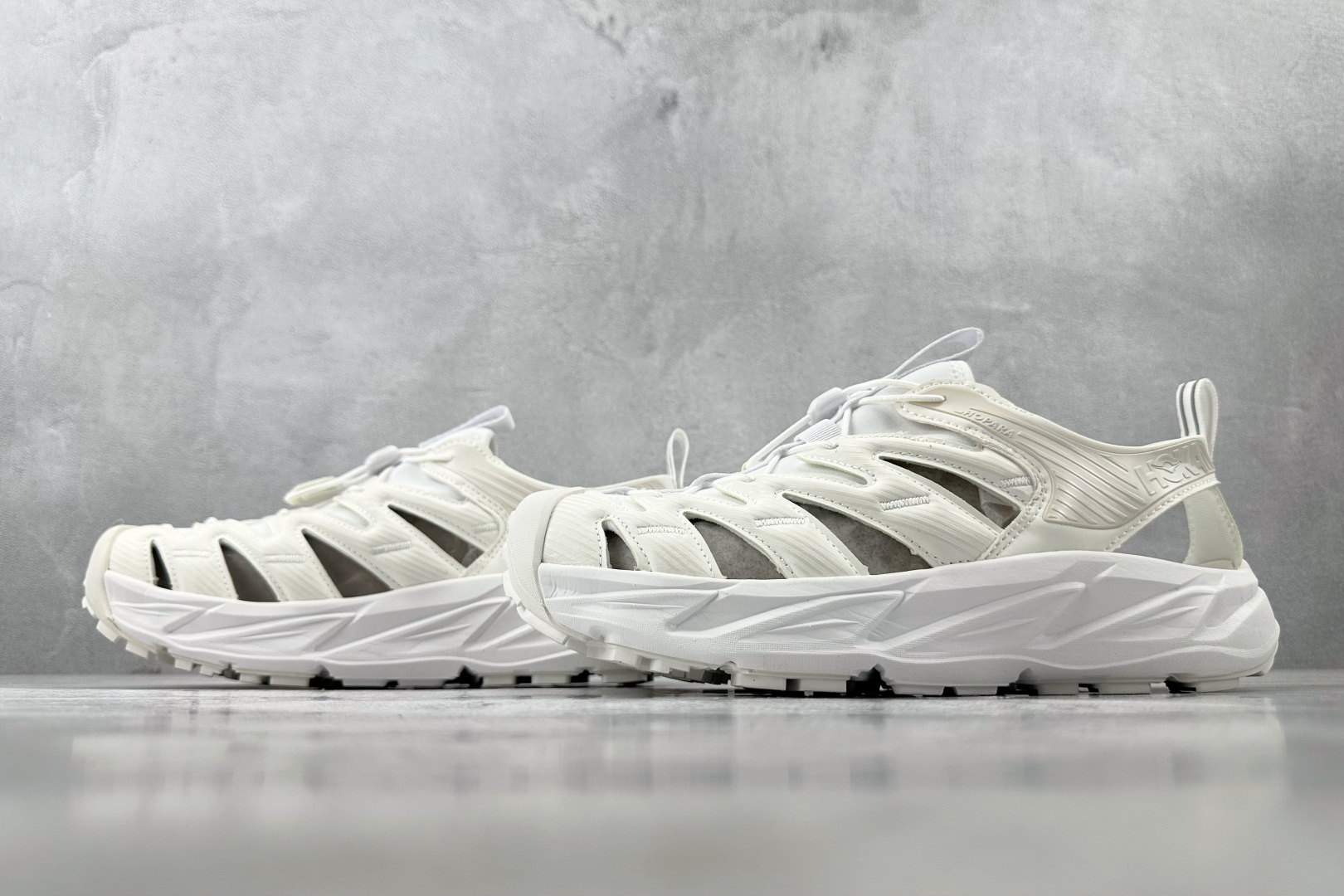 H 版 本地
HOKA ONE ONE 白色

货号：UWHWH
尺码：36 36.5 37 38.5 