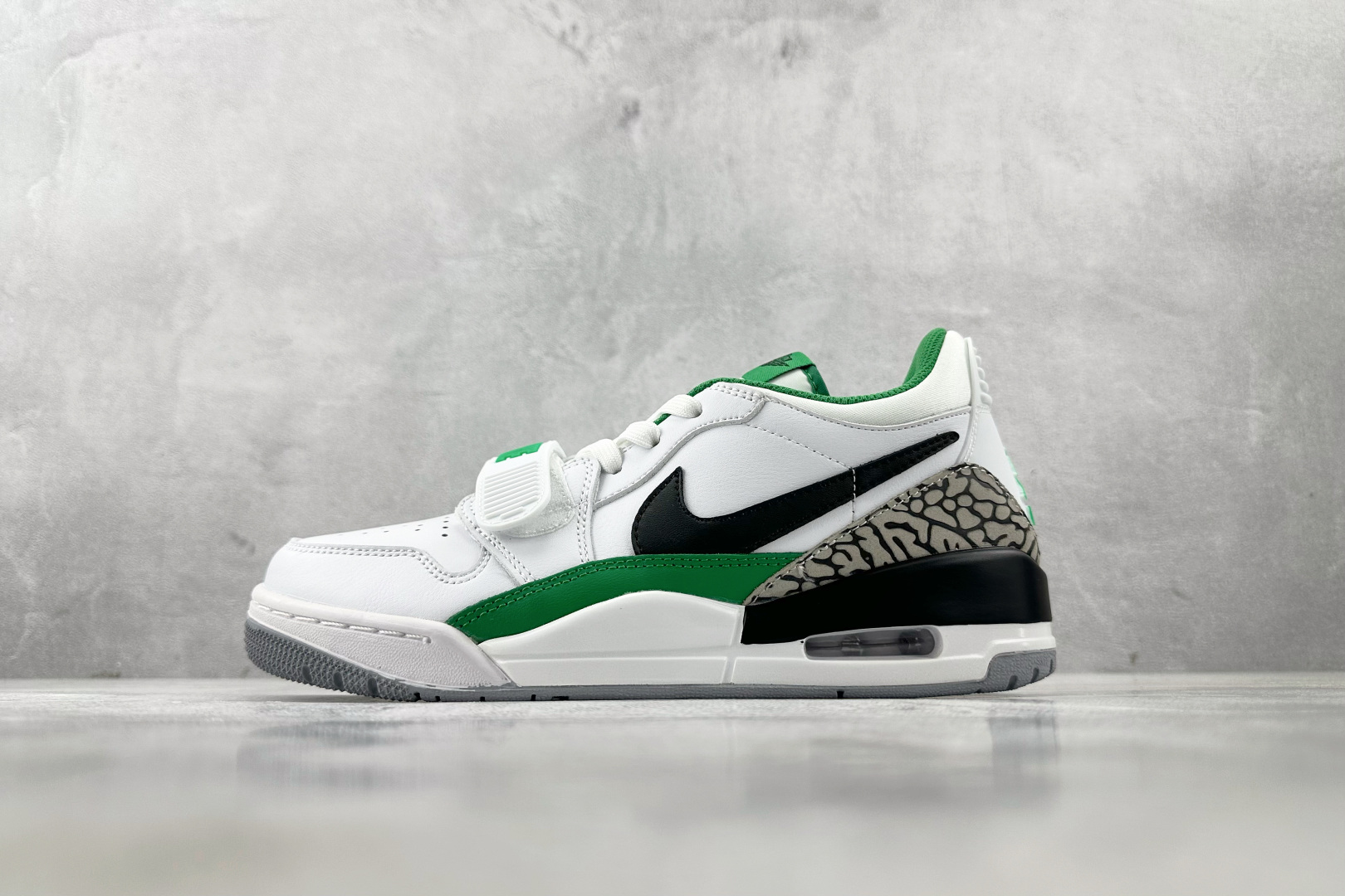 HJ 本地
Jordan Legacy 312 Air Jordan 白黑绿

货号：FN3406-10