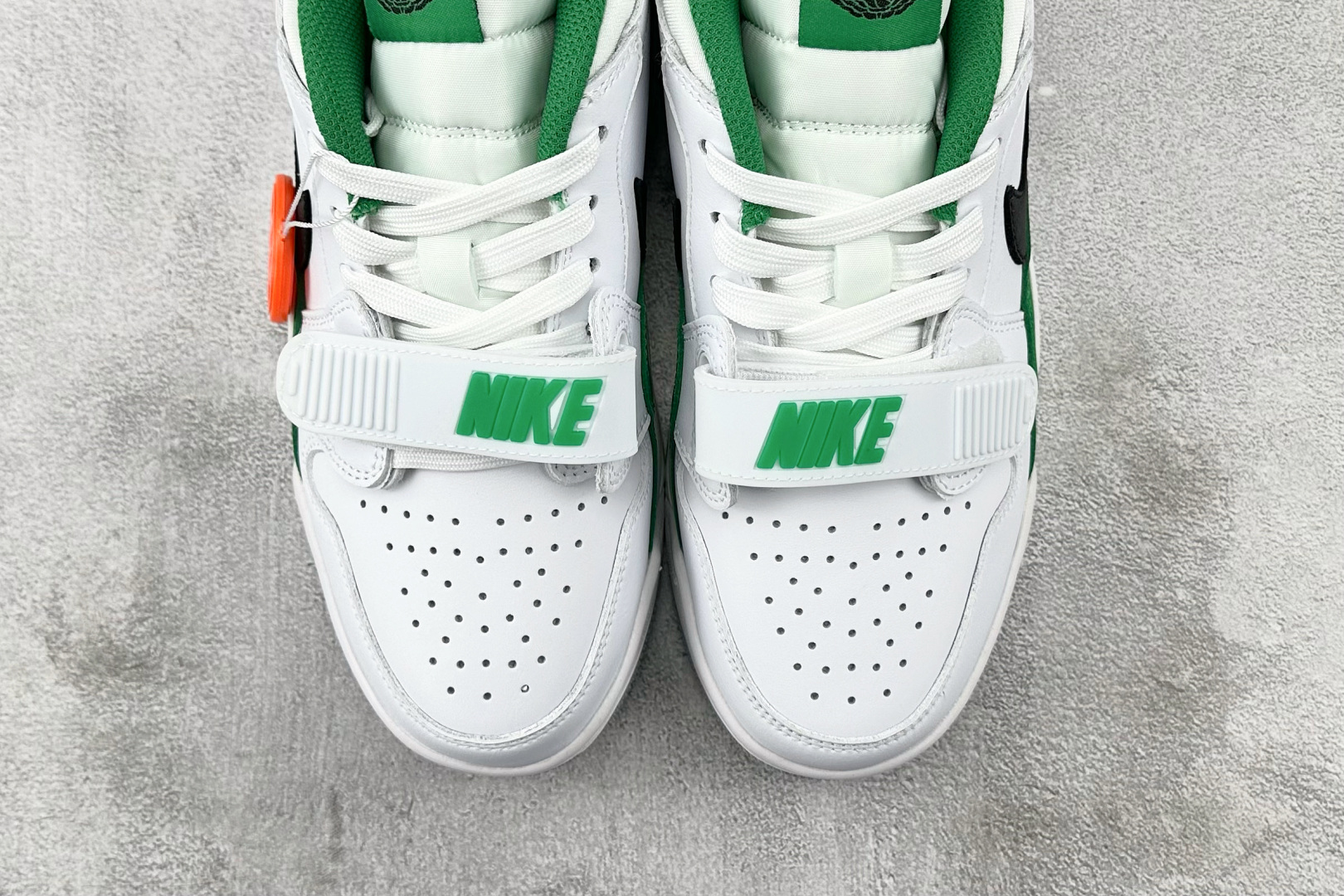HJ 本地
Jordan Legacy 312 Air Jordan 白黑绿

货号：FN3406-10