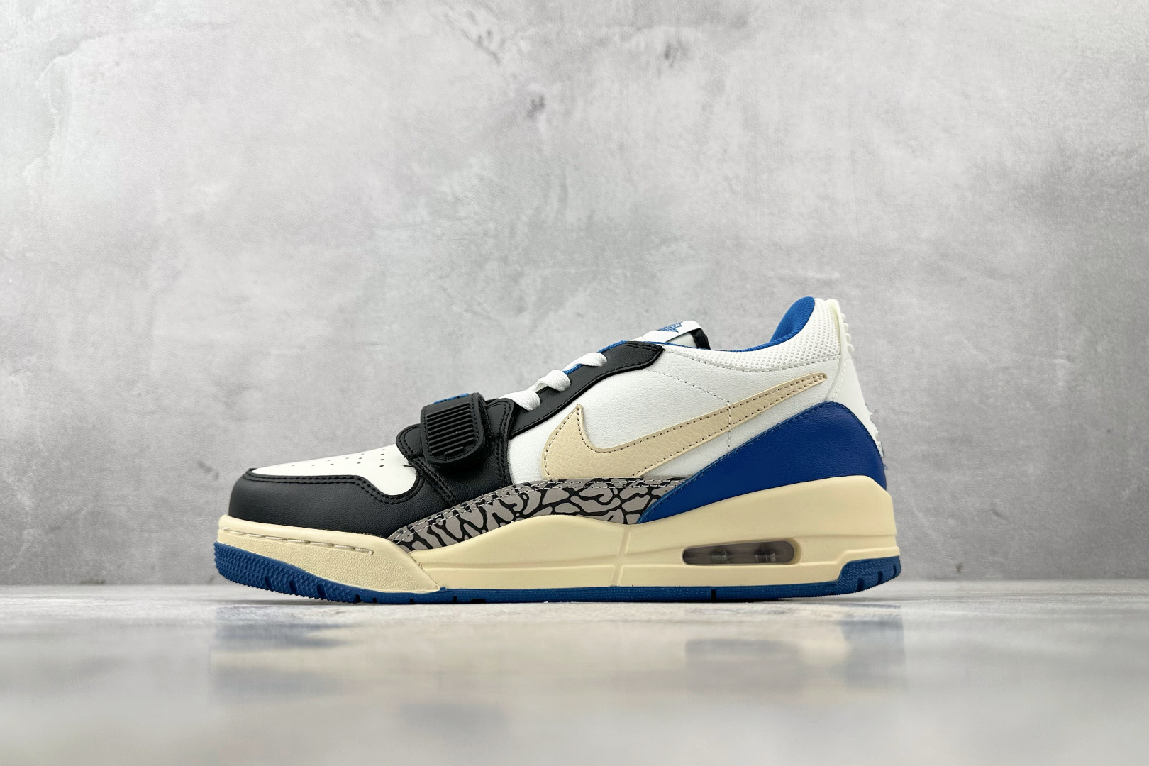 HJ 本地
Jordan Legacy 312 Air Jordan 黑蓝

货号：CD7069 165