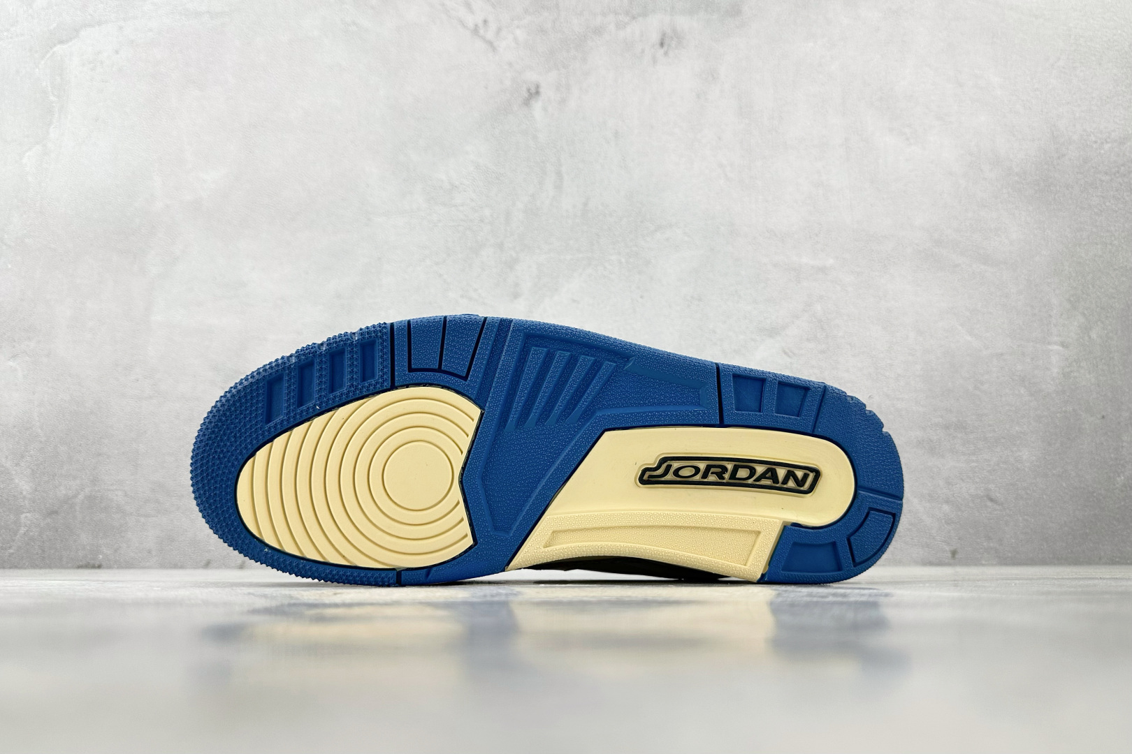 HJ 本地
Jordan Legacy 312 Air Jordan 黑蓝

货号：CD7069 165
