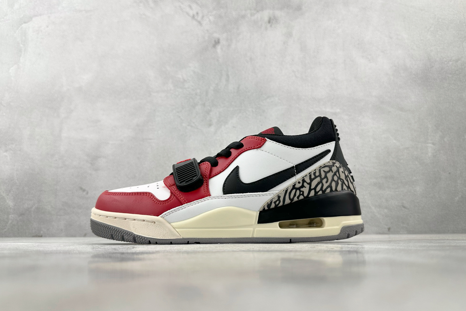 HJ 本地
Jordan Legacy 312 low 红白

货号：CD9054-106
尺码：36 