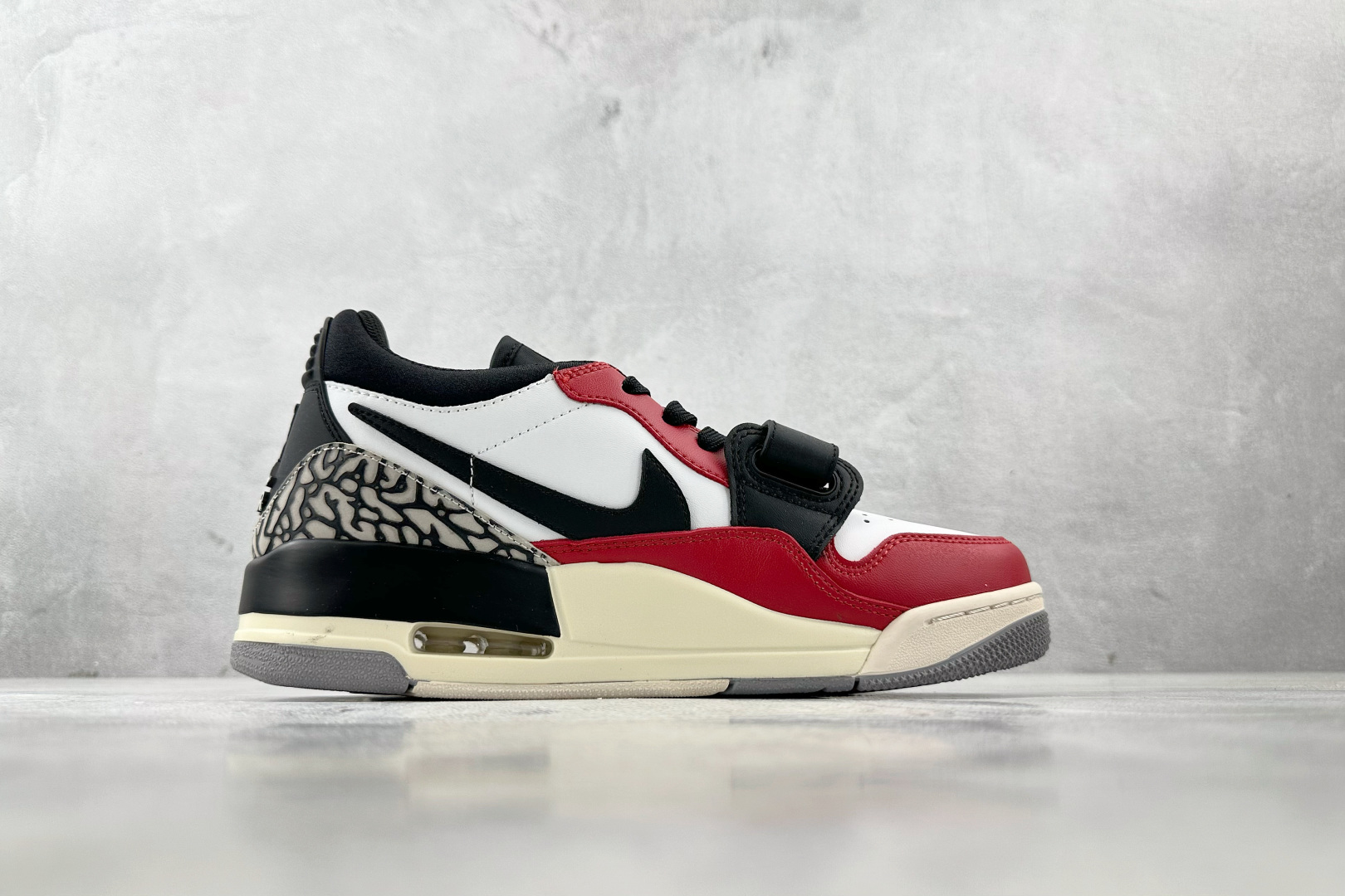 HJ 本地
Jordan Legacy 312 low 红白

货号：CD9054-106
尺码：36 