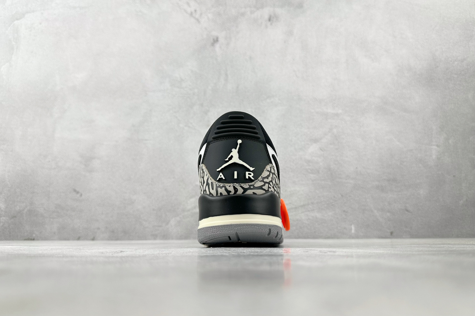 HJ 本地
Jordan Legacy 312 low 红白

货号：CD9054-106
尺码：36 