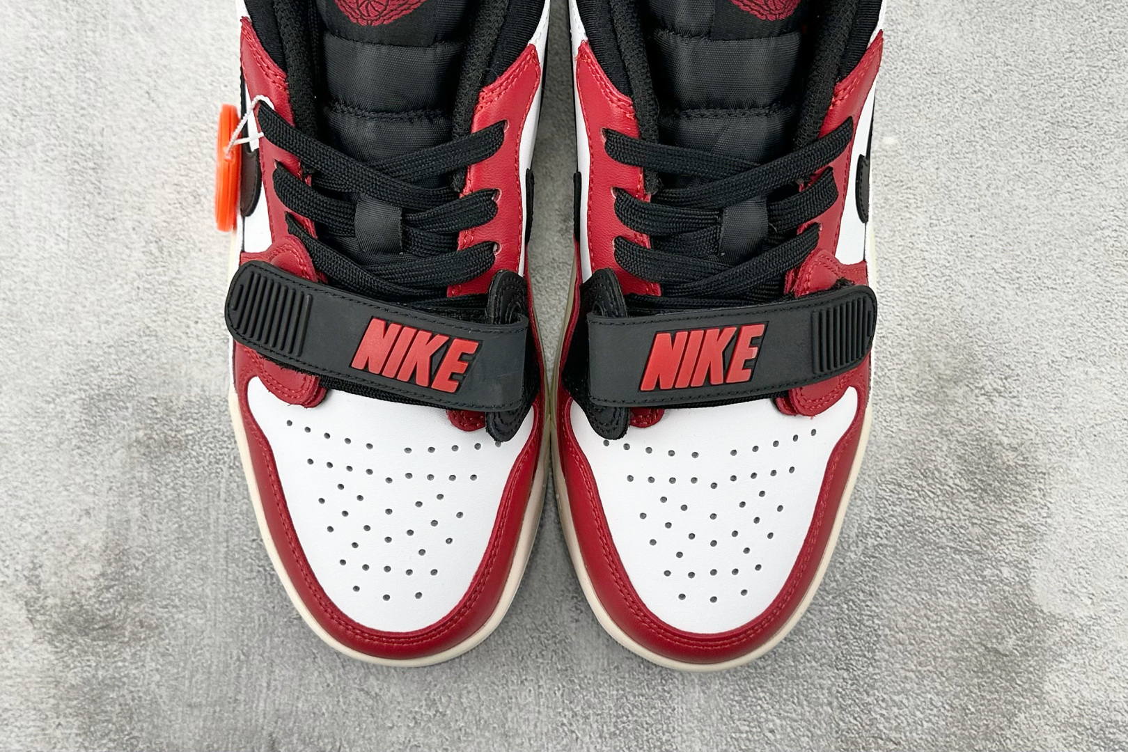HJ 本地
Jordan Legacy 312 low 红白

货号：CD9054-106
尺码：36 