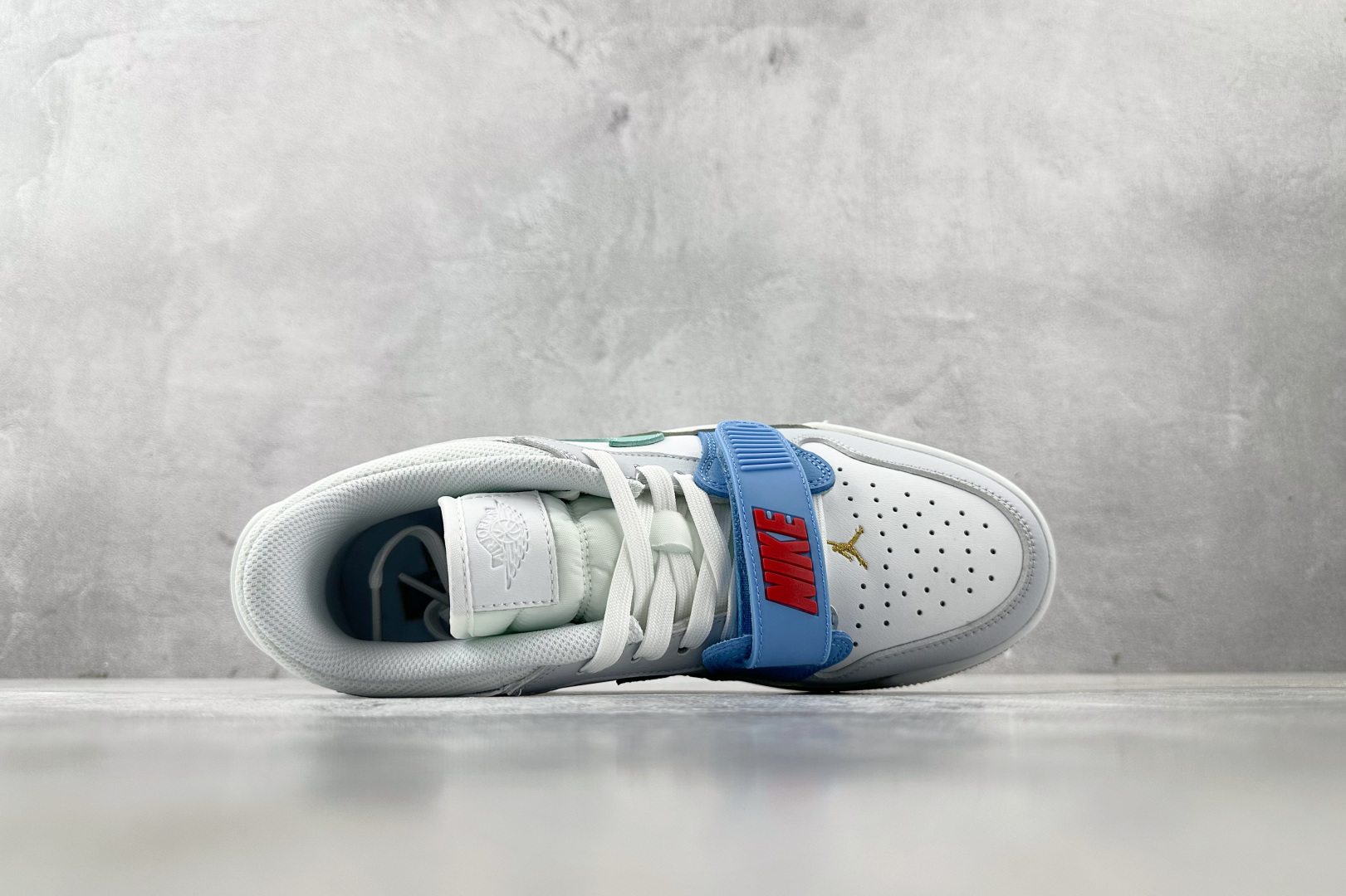 HJ 本地
Jordan Legacy 312 low 灰蓝

货号：FN8896-131
尺码：36 