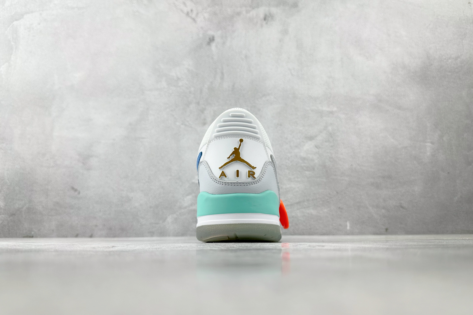 HJ 本地
Jordan Legacy 312 low 灰蓝

货号：FN8896-131
尺码：36 