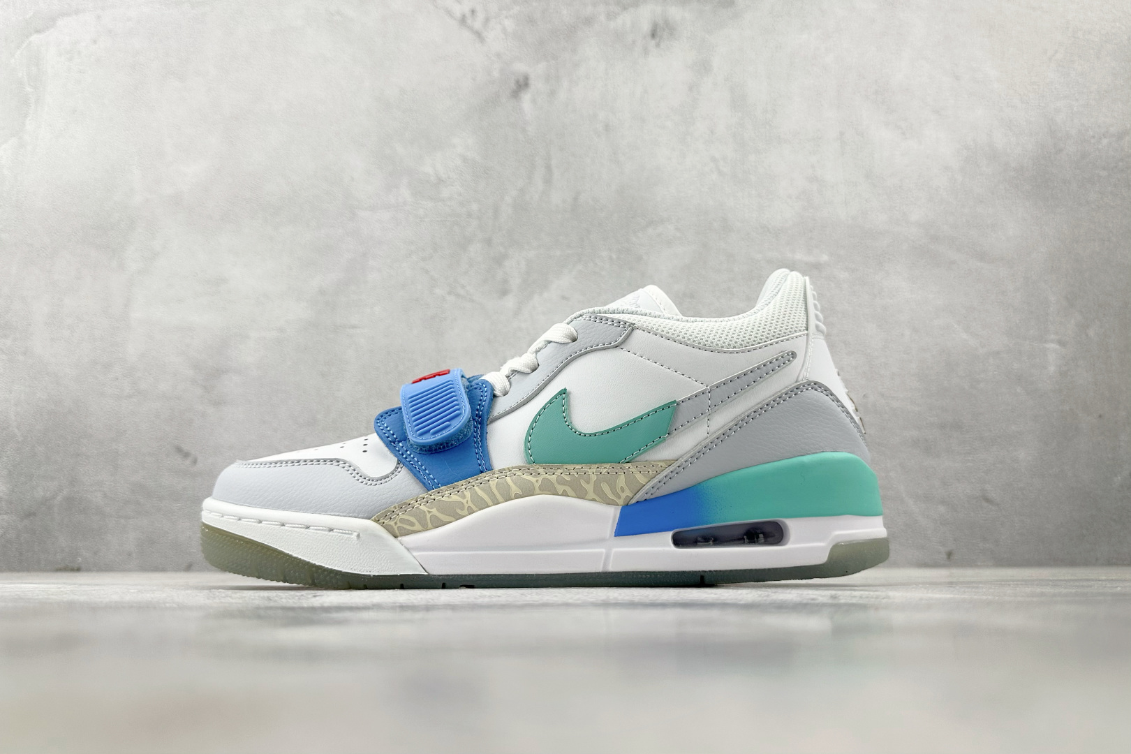 HJ 本地
Jordan Legacy 312 low 灰蓝

货号：FN8896-131
尺码：36 