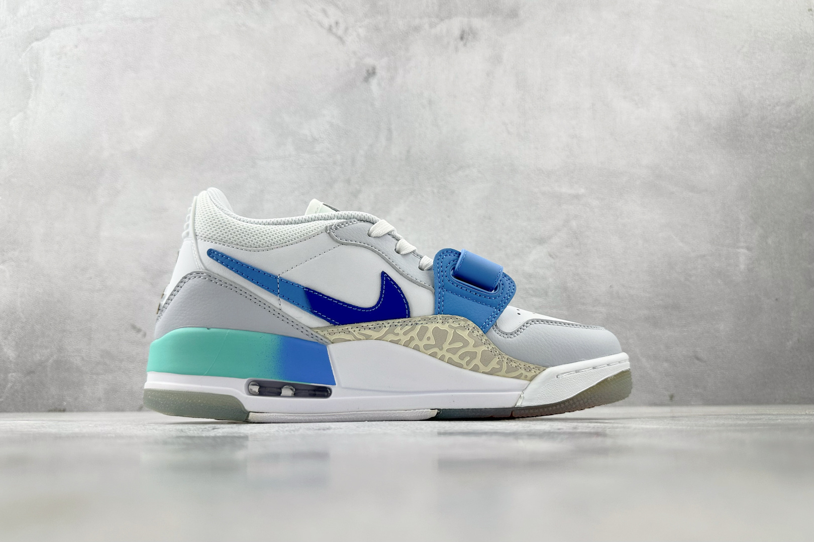 HJ 本地
Jordan Legacy 312 low 灰蓝

货号：FN8896-131
尺码：36 