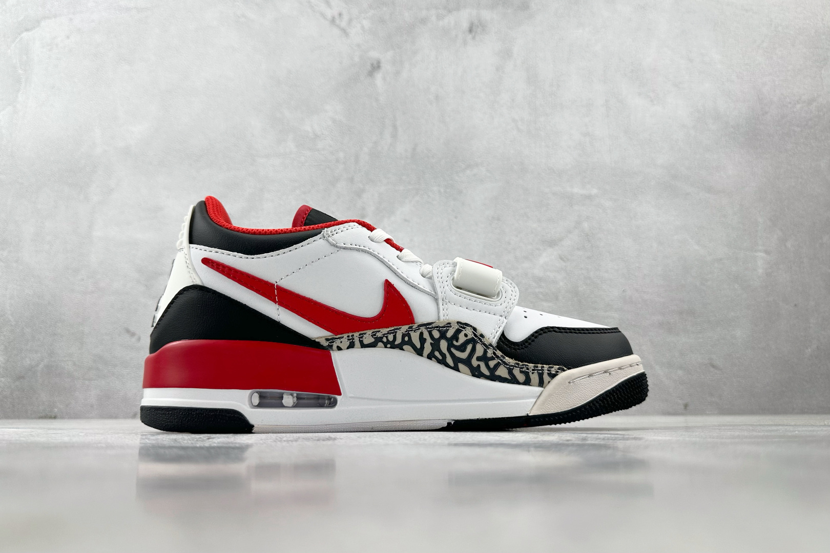 HJ 本地
Jordan Legacy 312 low 白黑红

货号：FJ7221-101
尺码：36