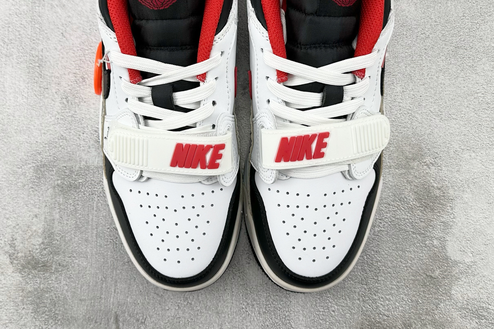 HJ 本地
Jordan Legacy 312 low 白黑红

货号：FJ7221-101
尺码：36