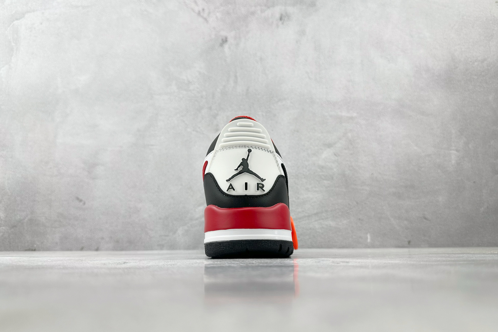 HJ 本地
Jordan Legacy 312 low 白黑红

货号：FJ7221-101
尺码：36
