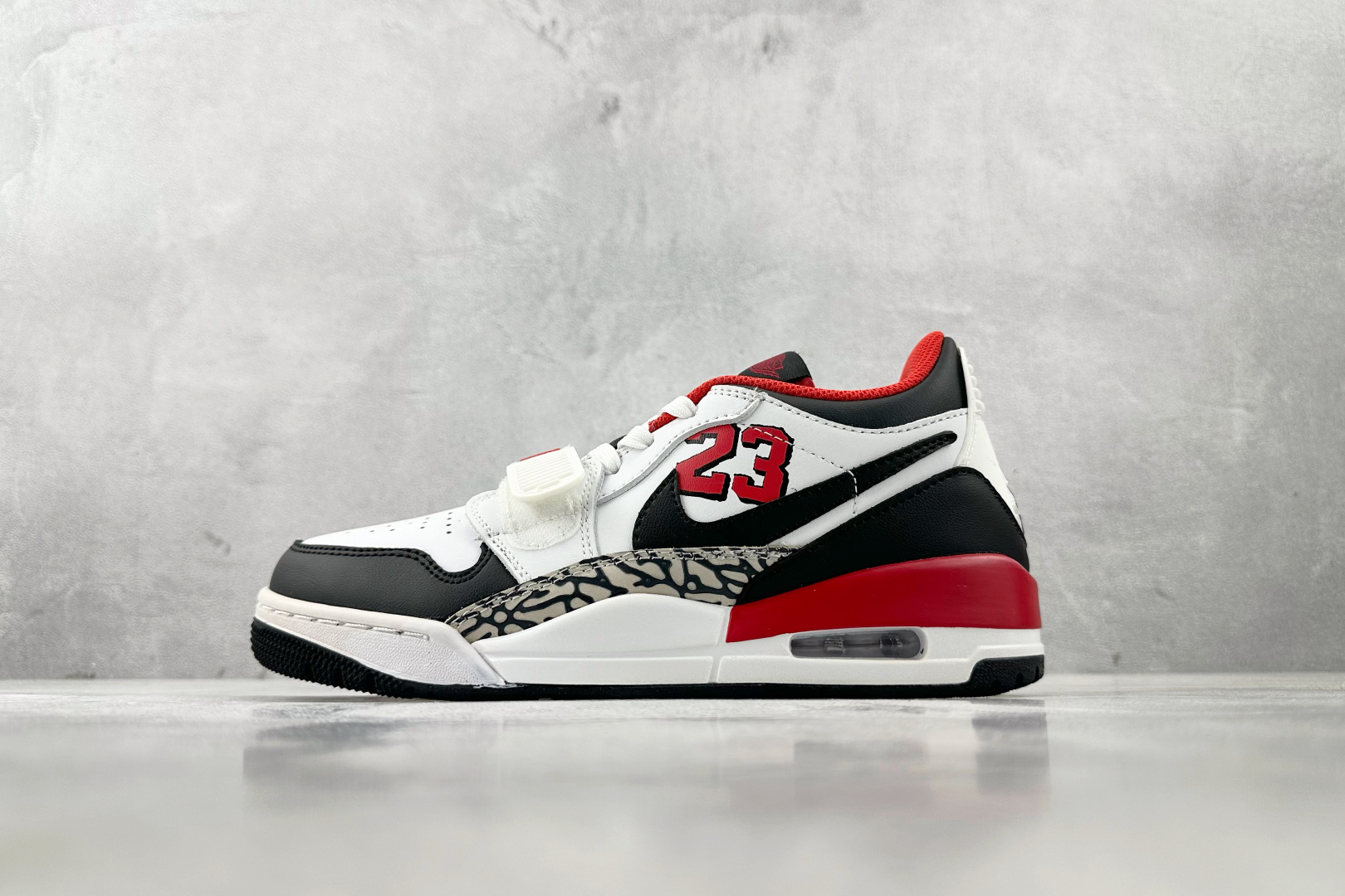 HJ 本地
Jordan Legacy 312 low 白黑红

货号：FJ7221-101
尺码：36