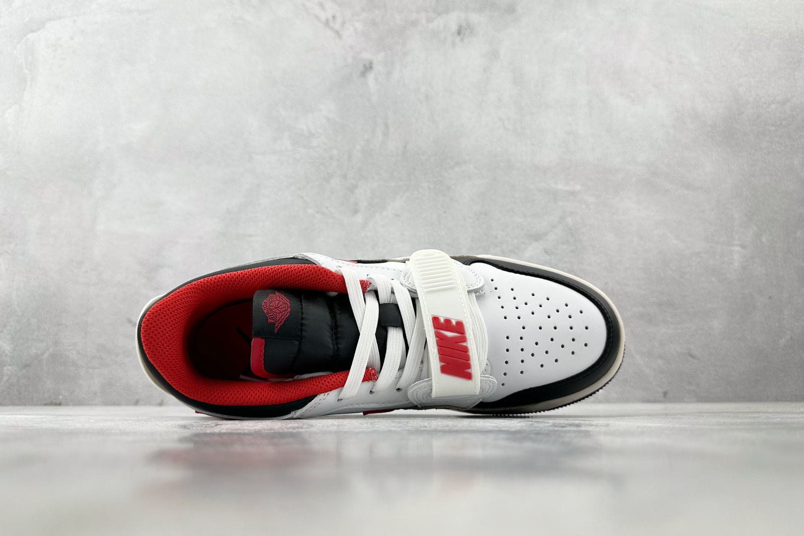 HJ 本地
Jordan Legacy 312 low 白黑红

货号：FJ7221-101
尺码：36