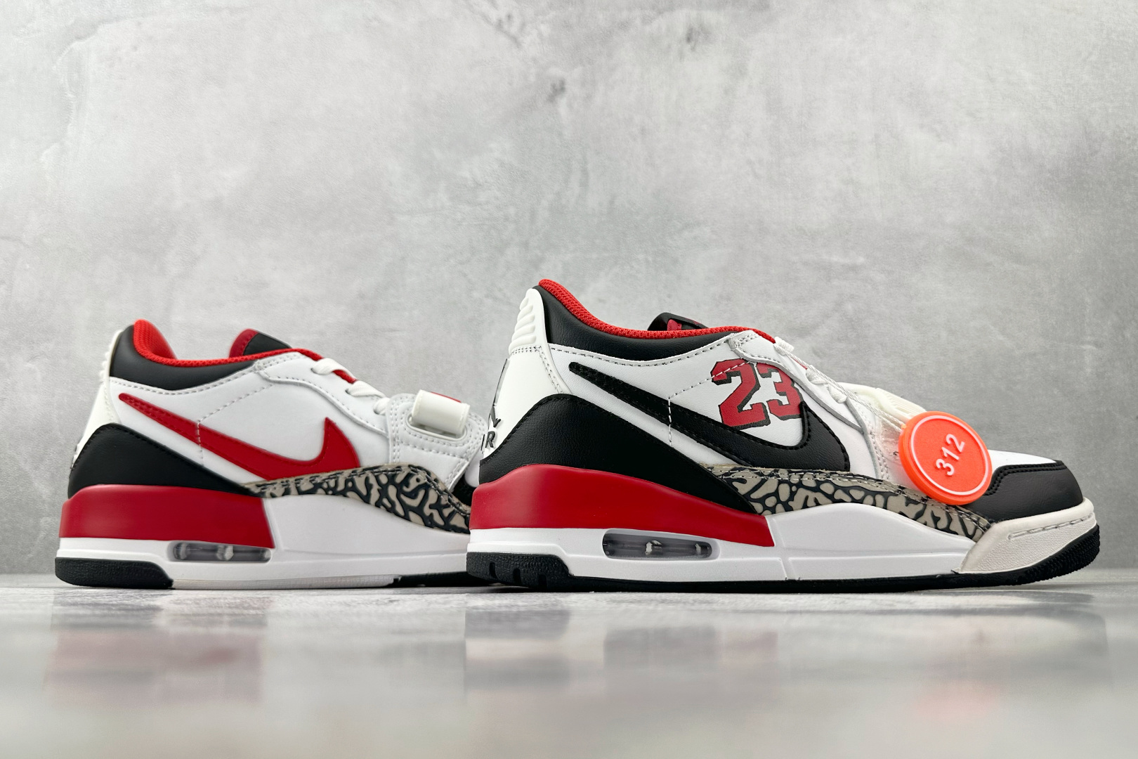 HJ 本地
Jordan Legacy 312 low 白黑红

货号：FJ7221-101
尺码：36