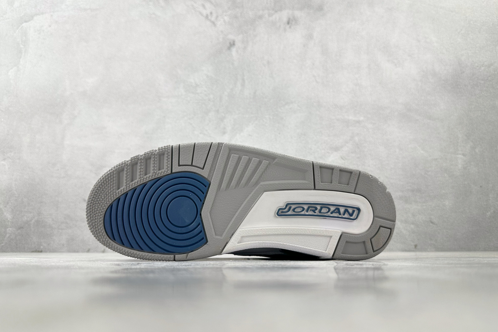HJ 本地
Jordan Legacy 312 low 白蓝色

货号：CD9054-104
尺码：36