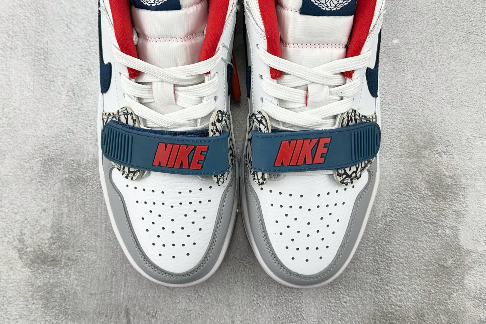 HJ 本地
Jordan Legacy 312 low 白蓝色

货号：CD9054-104
尺码：36