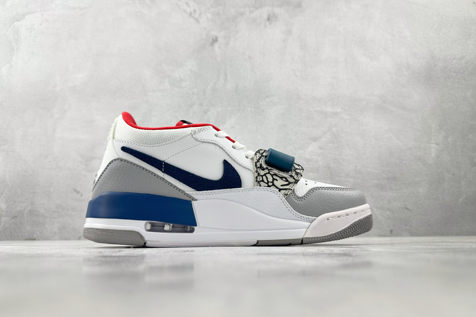 HJ 本地
Jordan Legacy 312 low 白蓝色

货号：CD9054-104
尺码：36