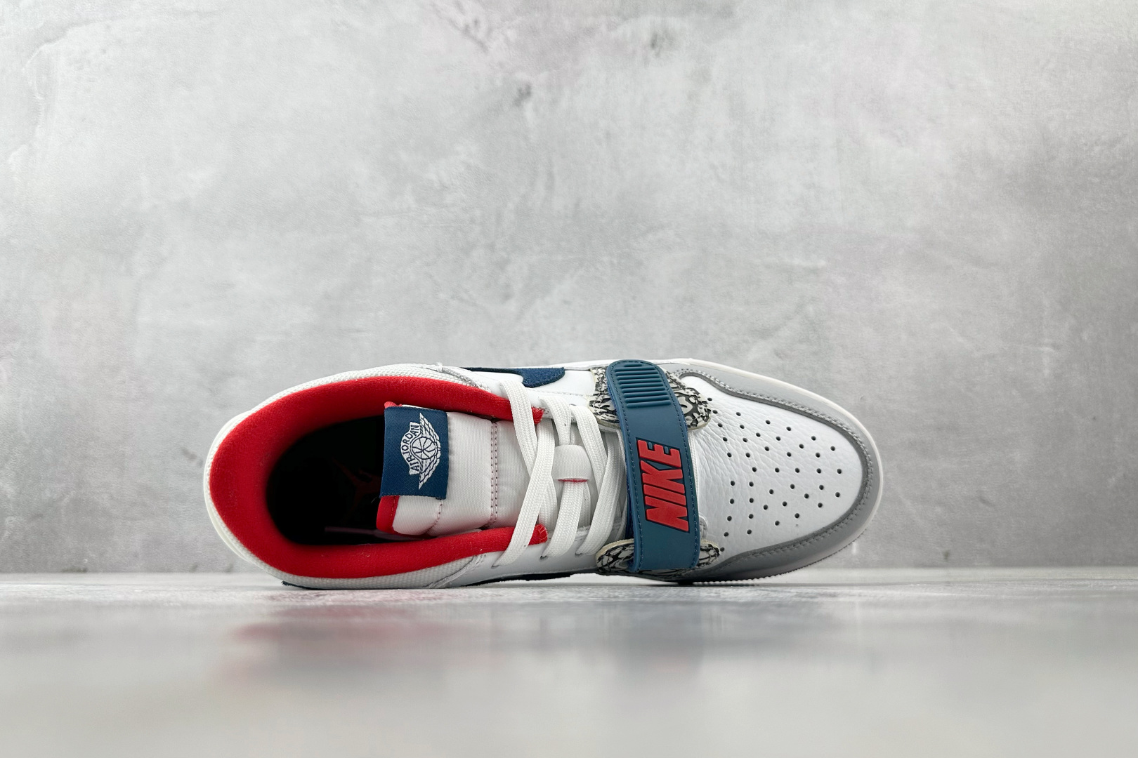 HJ 本地
Jordan Legacy 312 low 白蓝色

货号：CD9054-104
尺码：36