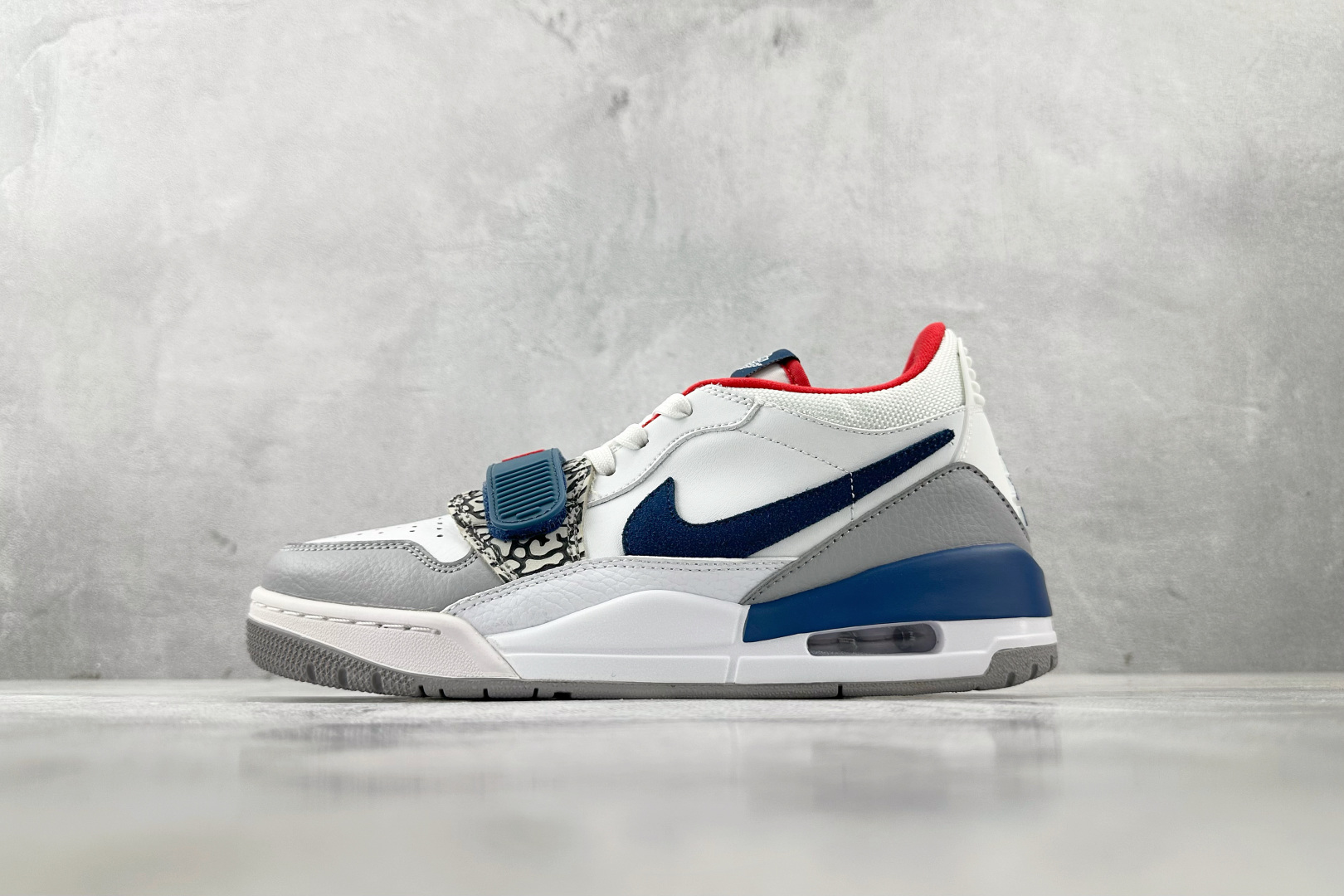 HJ 本地
Jordan Legacy 312 low 白蓝色

货号：CD9054-104
尺码：36