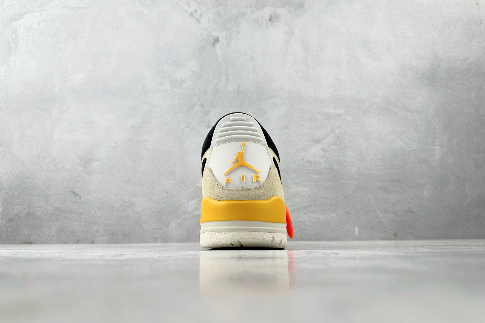 HJ 本地
Jordan Legacy 312 low pale vanilla橘黑色

货号：CD70