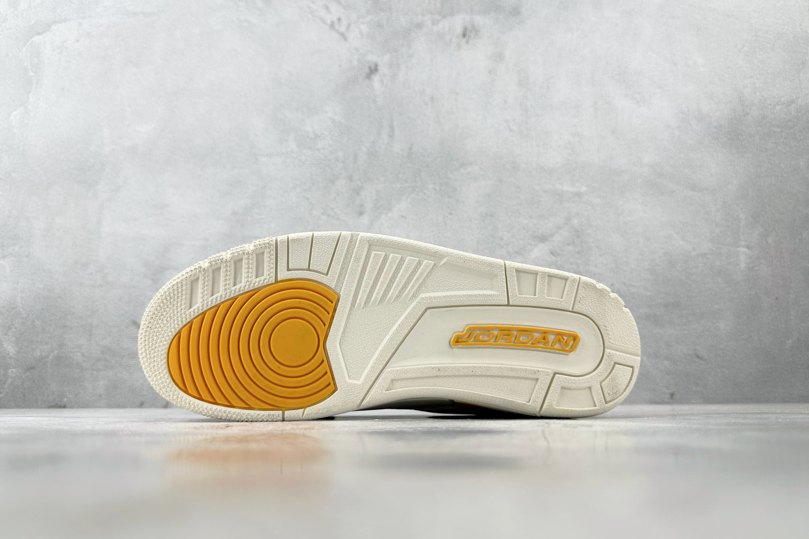 HJ 本地
Jordan Legacy 312 low pale vanilla橘黑色

货号：CD70