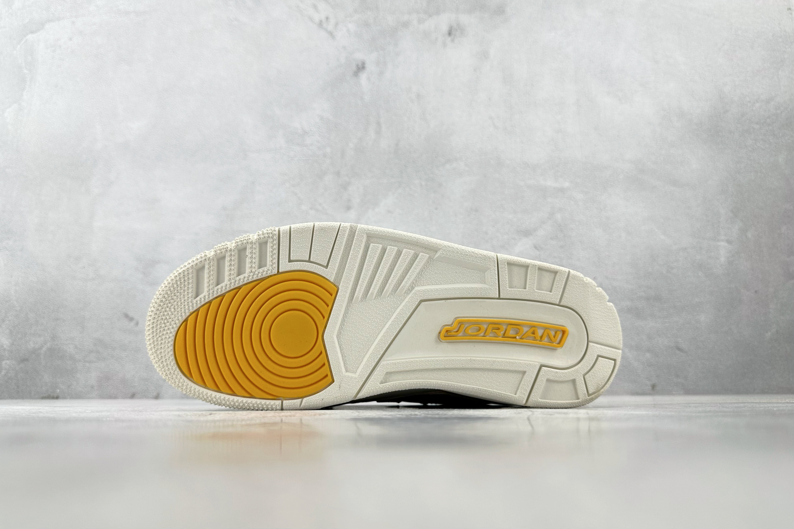 HJ 本地
Jordan Legacy 312 low 黄黑

货号：CD9054-200
尺码：36 