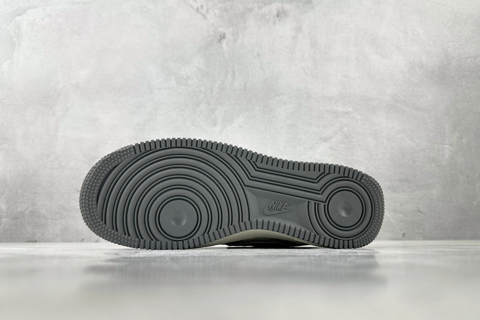XC特价 本地
Nike Air Force 1'07  Supreme 联名 灰白

货号：CH633