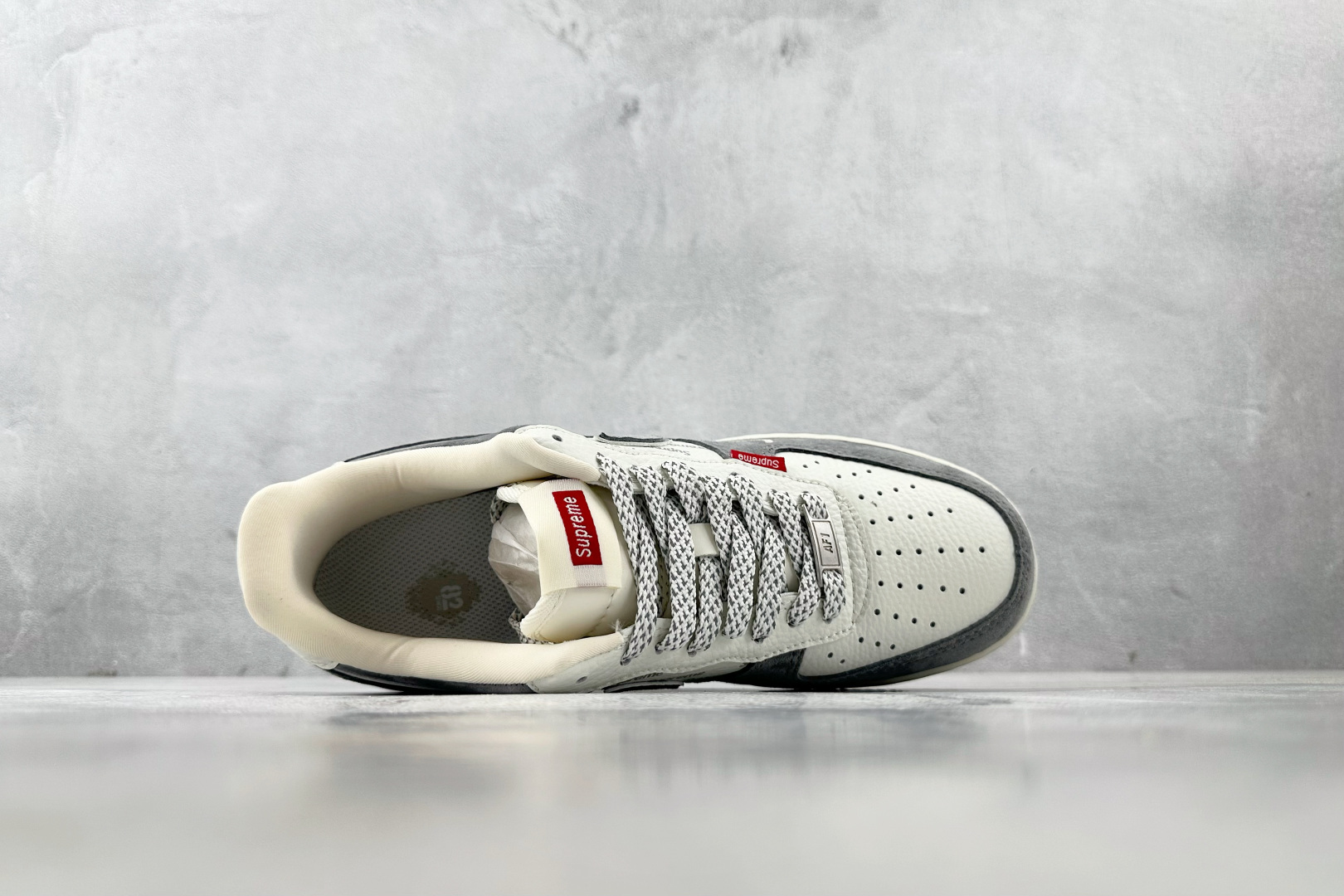 XC特价 本地
Nike Air Force 1'07  Supreme 联名 灰白

货号：CH633