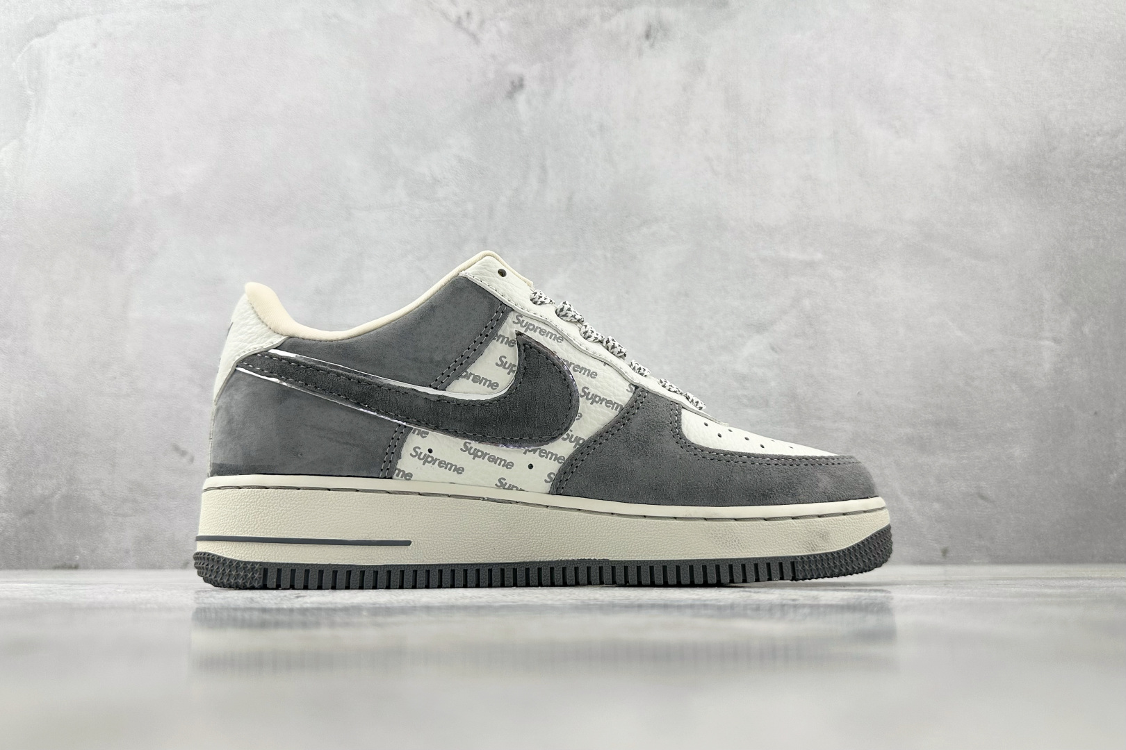 XC特价 本地
Nike Air Force 1'07  Supreme 联名 灰白

货号：CH633