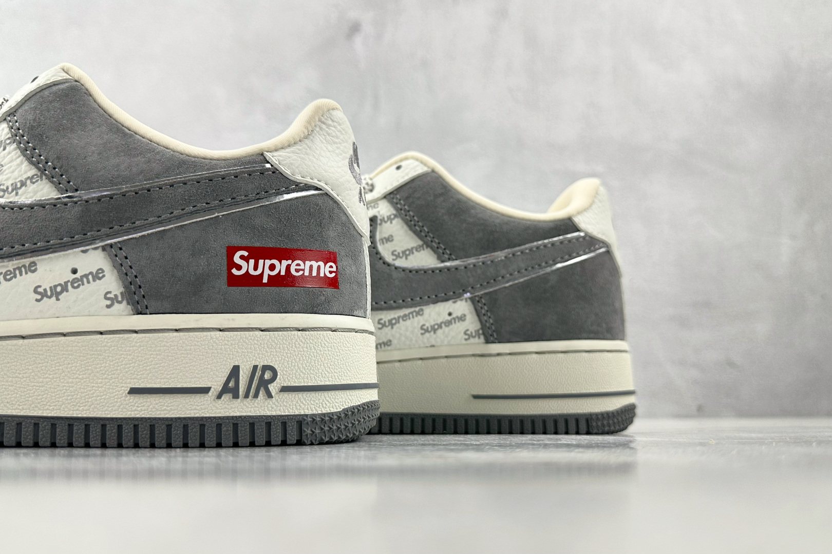 XC特价 本地
Nike Air Force 1'07  Supreme 联名 灰白

货号：CH633