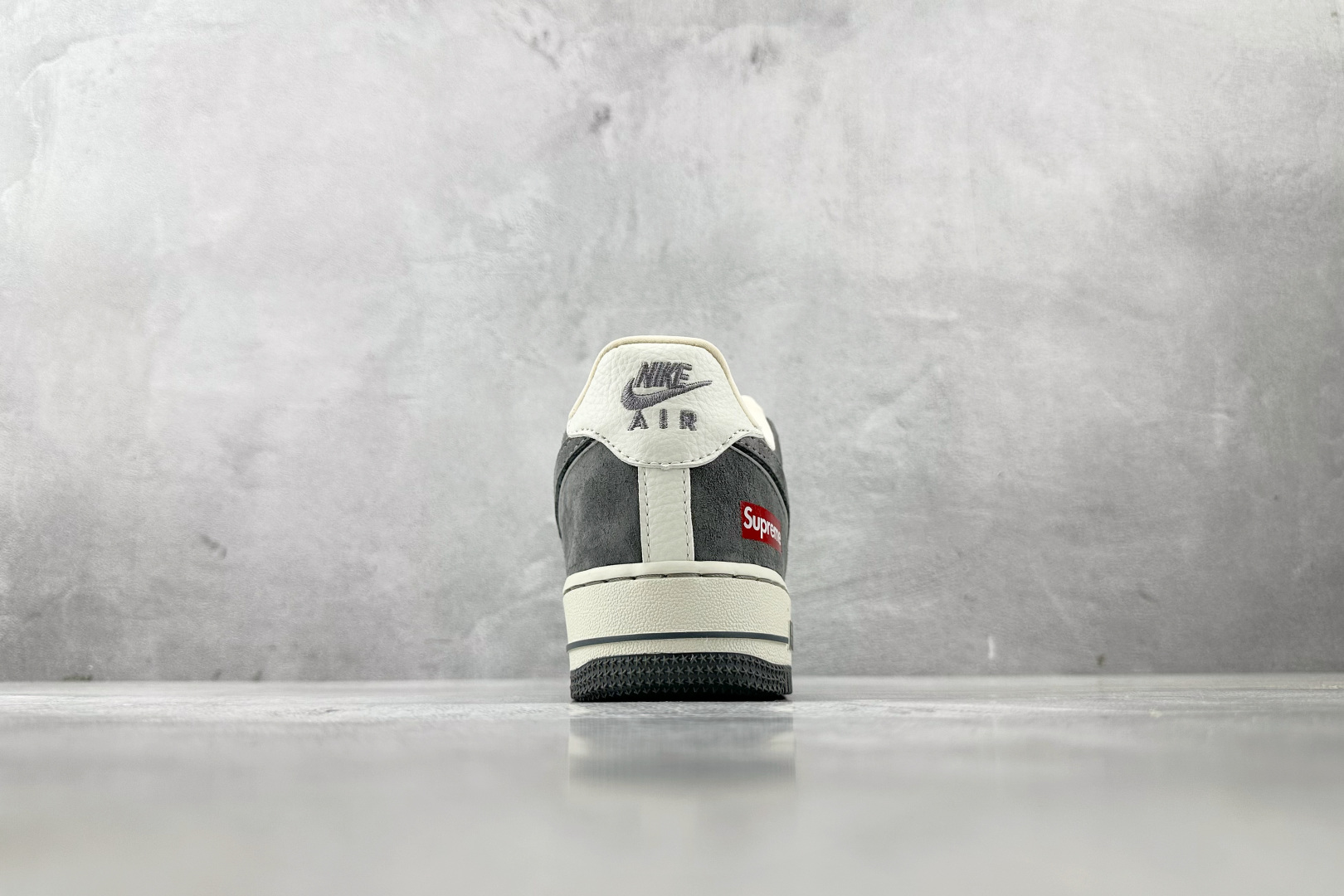 XC特价 本地
Nike Air Force 1'07  Supreme 联名 灰白

货号：CH633