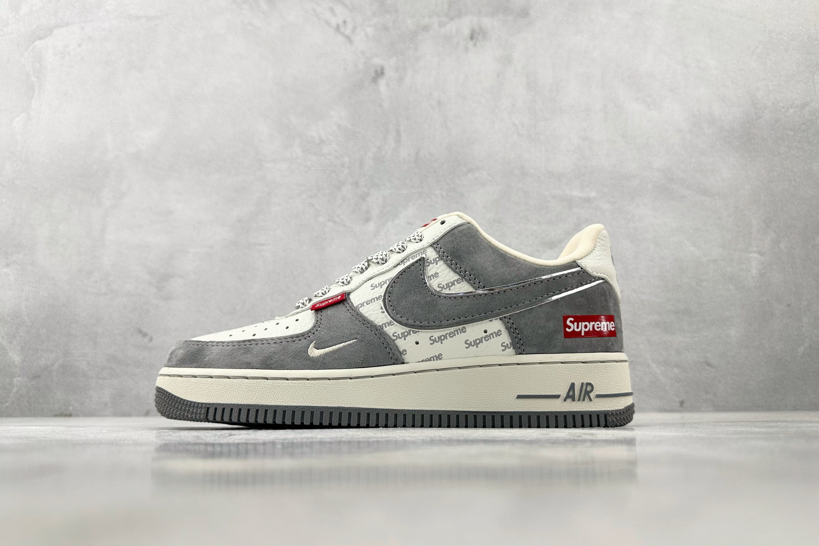 XC特价 本地
Nike Air Force 1'07  Supreme 联名 灰白

货号：CH633