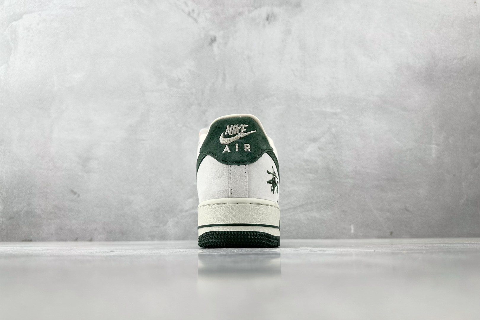 XC特价 本地
Nike Air Force 1'07  斯图西 联名 白绿

货号：CH6336 51
