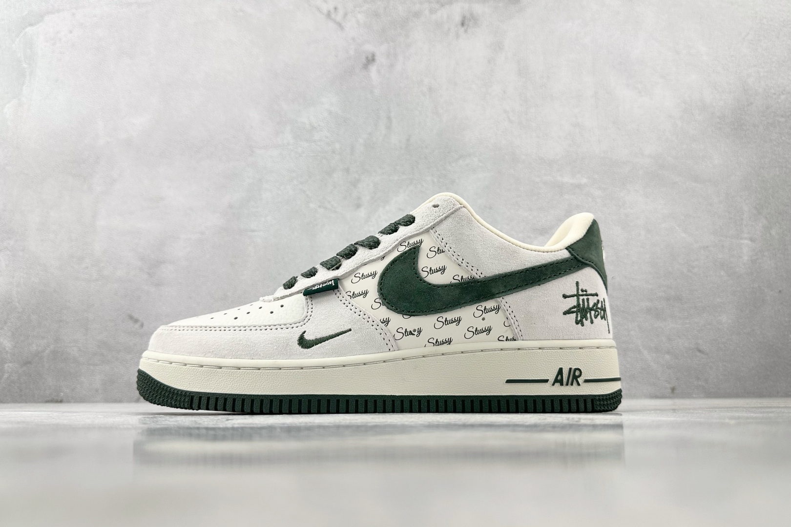 XC特价 本地
Nike Air Force 1'07  斯图西 联名 白绿

货号：CH6336 51