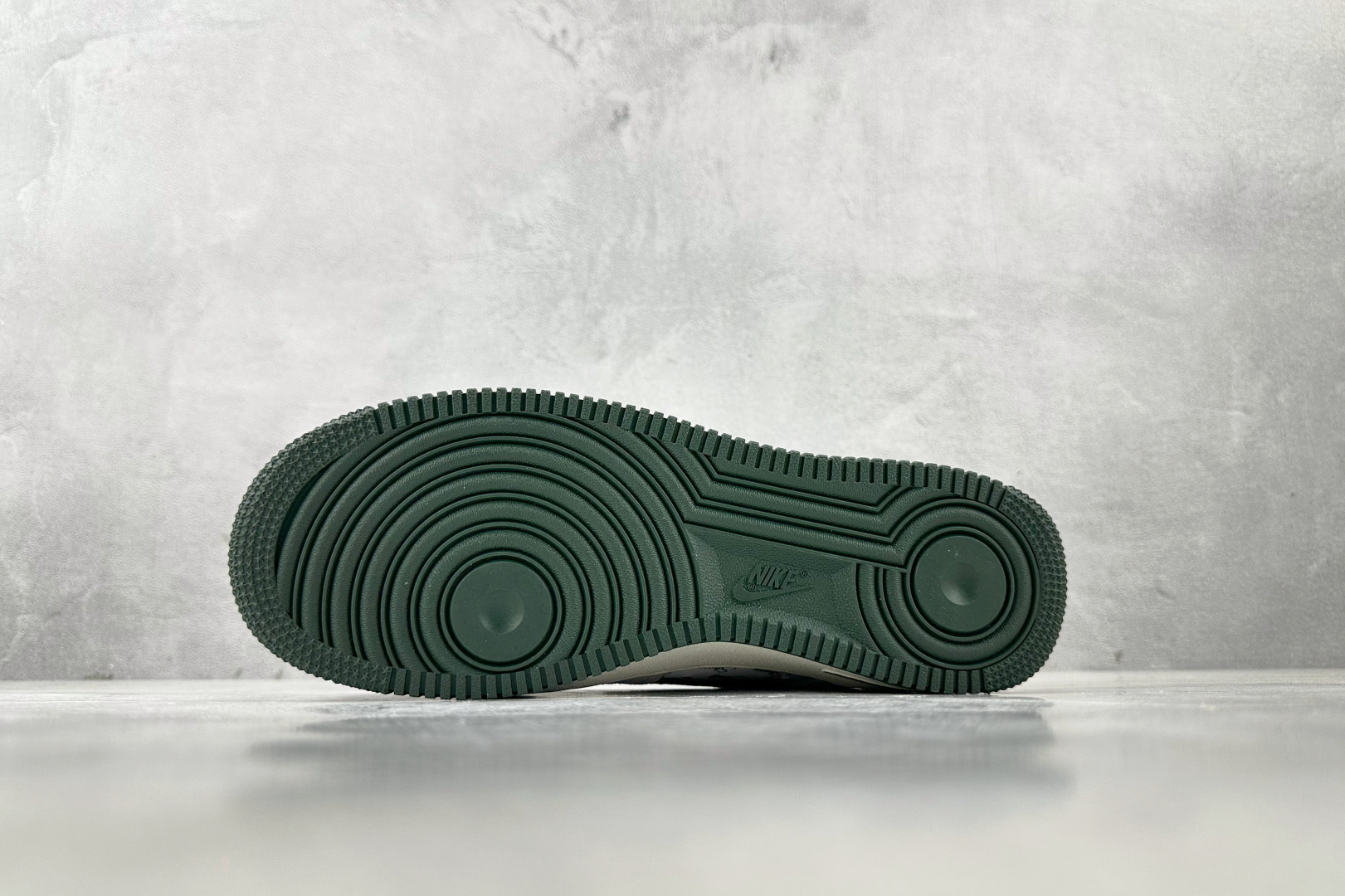 XC特价 本地
Nike Air Force 1'07  斯图西 联名 白绿

货号：CH6336 51