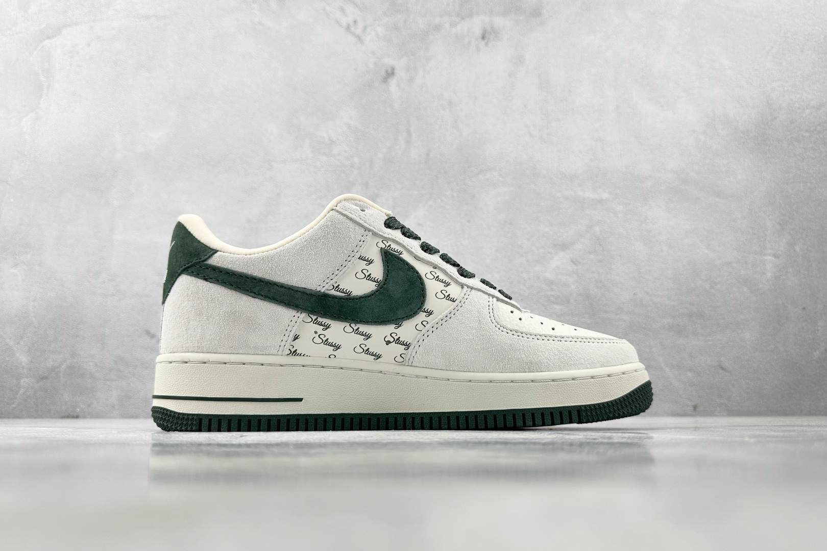 XC特价 本地
Nike Air Force 1'07  斯图西 联名 白绿

货号：CH6336 51