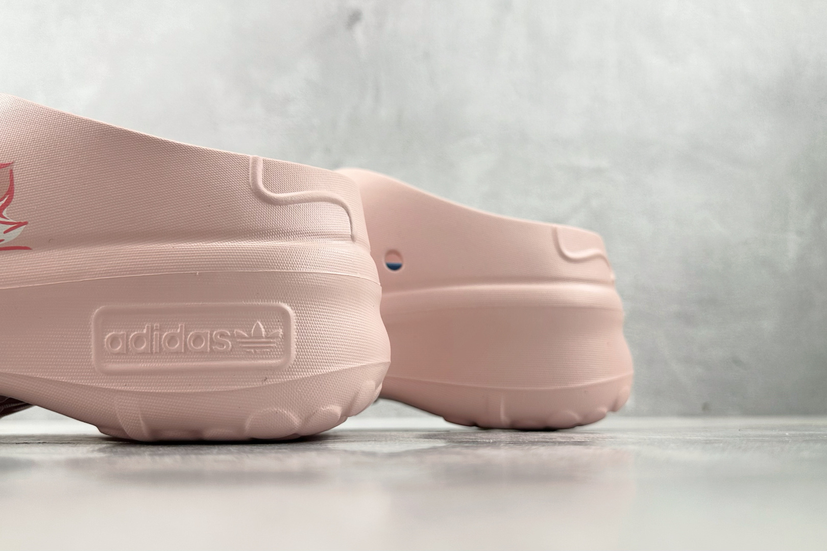 迪士尼《猫儿历险记》× adidas originals ADIFOMSTAN MULE 粉色 JR7150