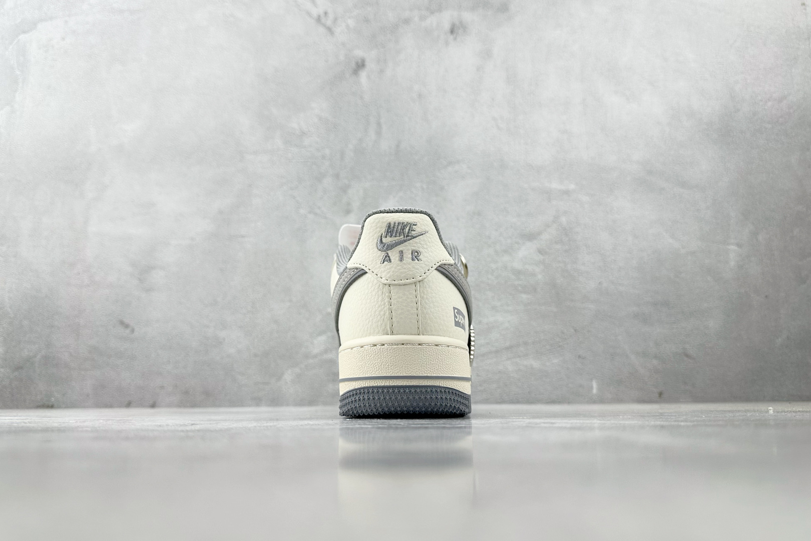 260 Nike Air Force 1'07 Supreme 联名 米白灰 XX3168-147