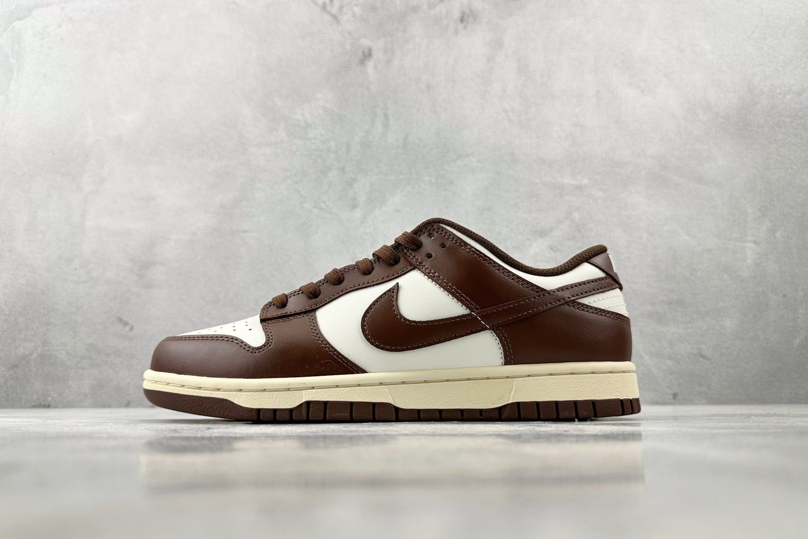 特价 
Nike Dunk Surfaces In Brown And Sail 巧克力 棕白

货号：